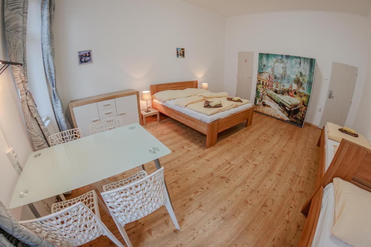 Cuba Bar & Hostel Ceske Budejovice Eksteriør billede