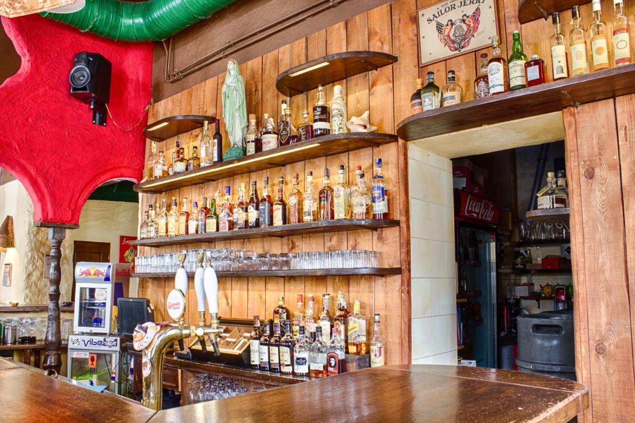 Cuba Bar & Hostel Ceske Budejovice Eksteriør billede