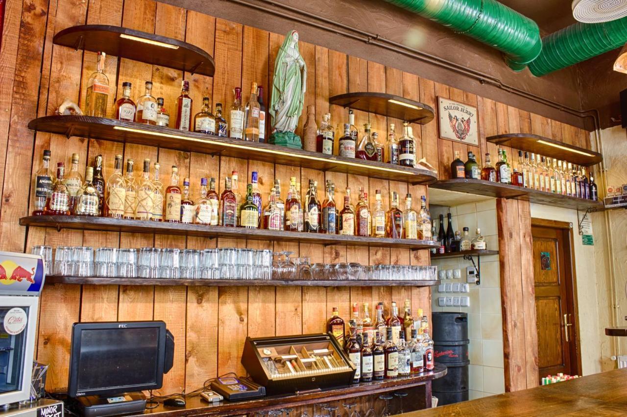 Cuba Bar & Hostel Ceske Budejovice Eksteriør billede